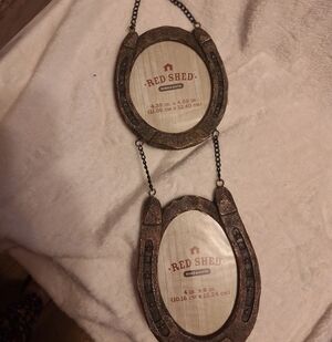 Red Shed Vintage Double Horeshoe Frame